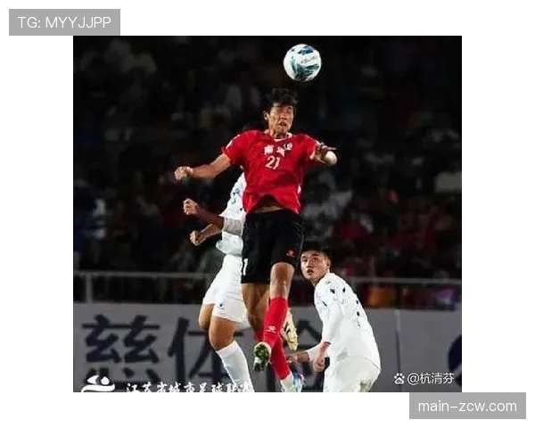 青少年足球联赛激战正酣,各队全力以赴,争夺荣誉与成长机会 青少年足球联赛激战正酣,各队全力以赴,争夺荣誉与成长机会